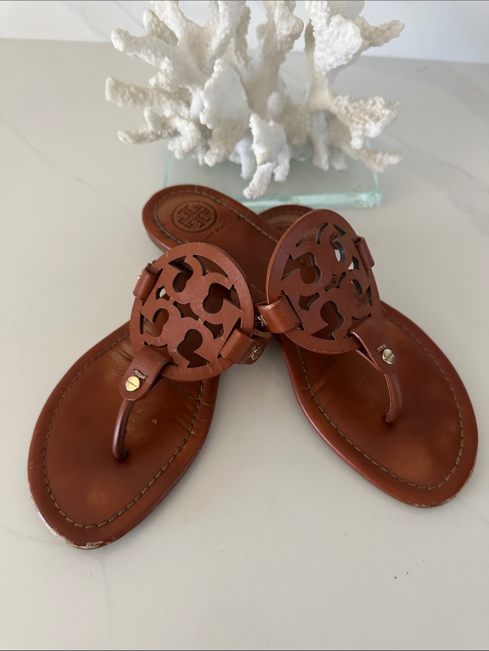 Tory Burch Brown Leather Logo Thong Sandals. Size 8.